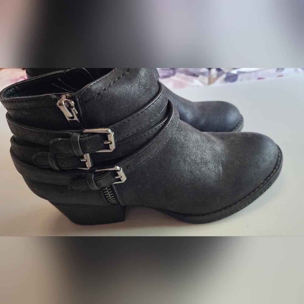 Curfew Gray Ankle Booties Modern Design - Picture 2 of 6